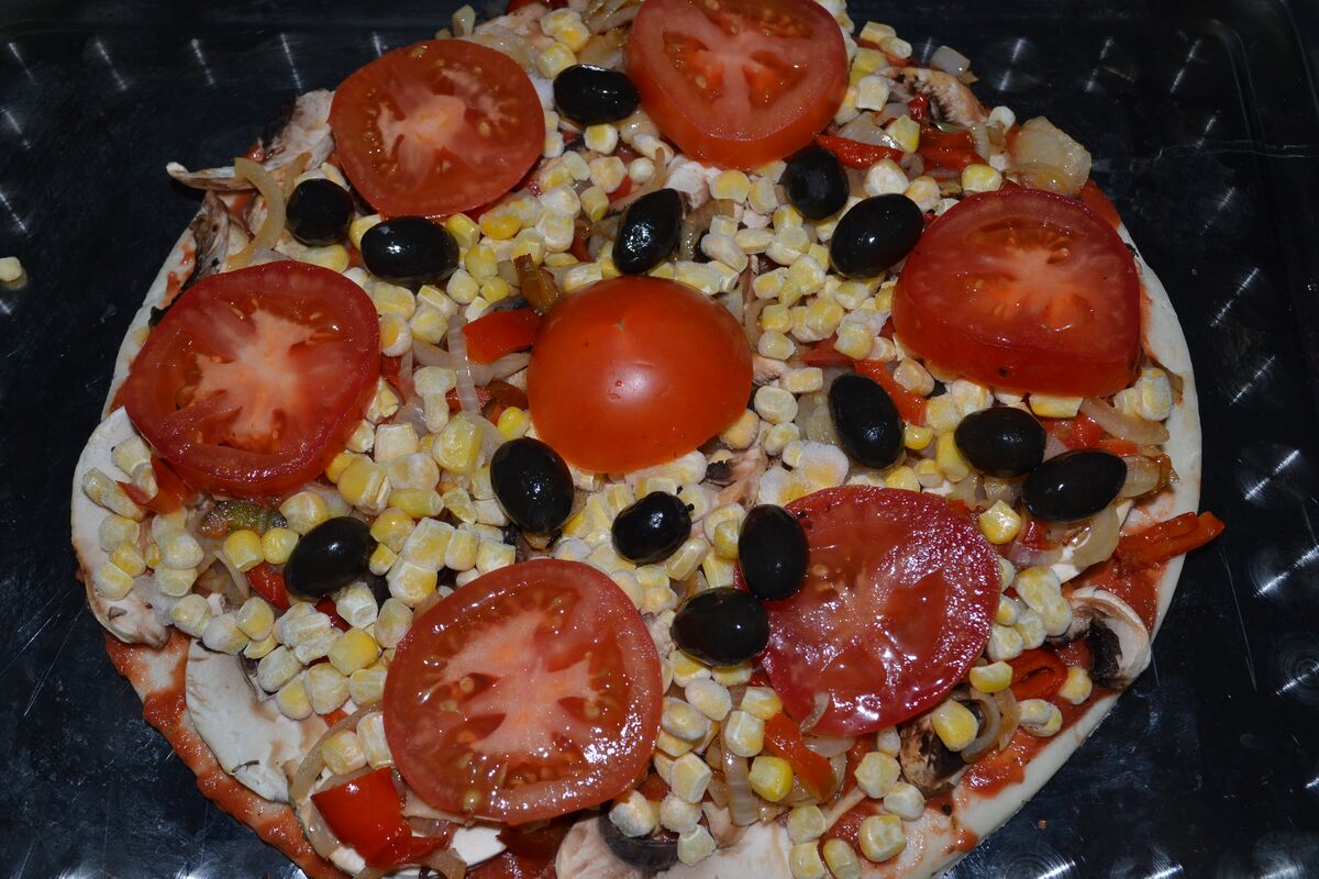 Roșii și măsline pe pizza vegetariană