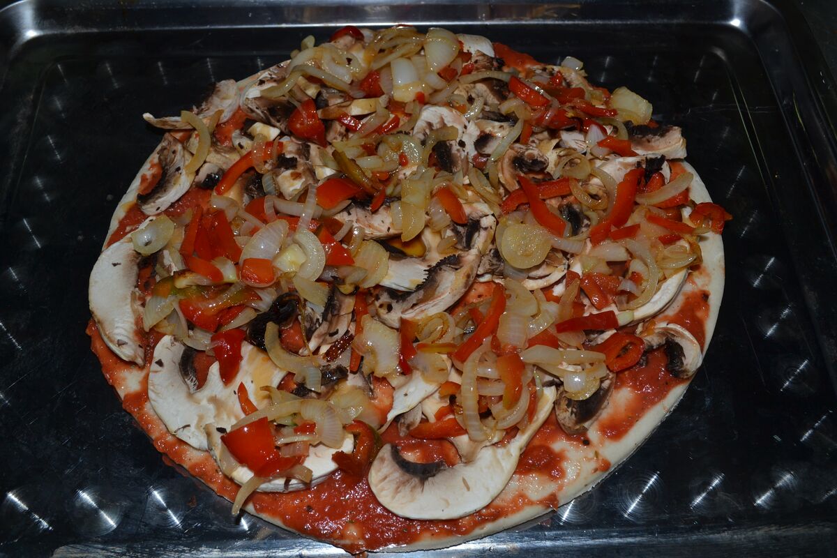 Ciuperci, ceapă și ardei gras pe pizza vegetariană