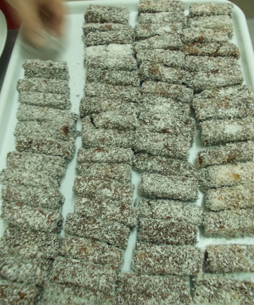 Prăjitură tăvălită prin nucă de cocos