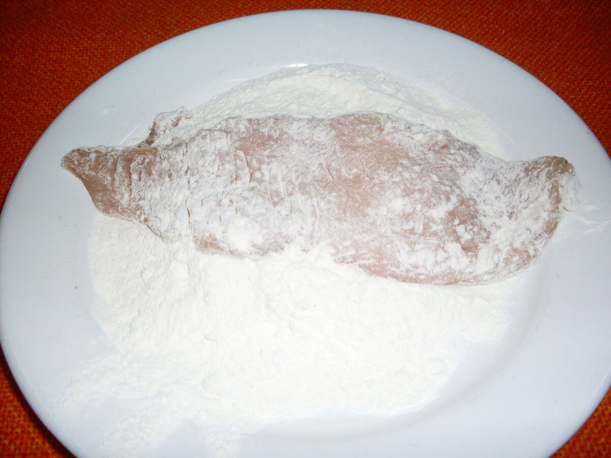Șnițel de pui prin făină