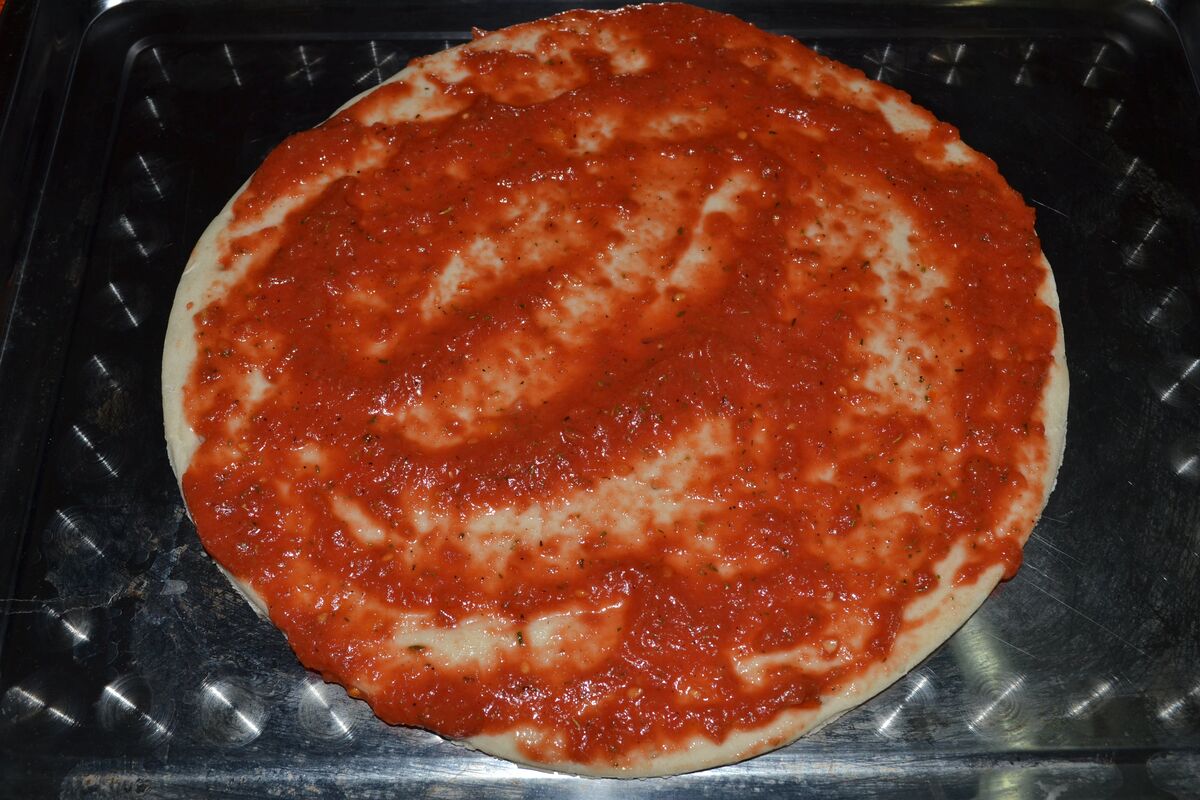 Blat de pizza uns cu sos de roșii
