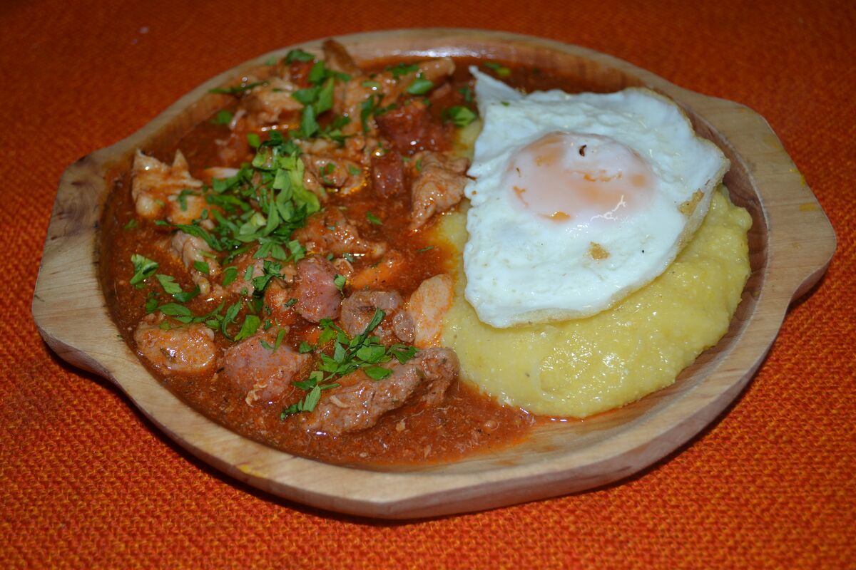 Tochitură de porc cu cârnați