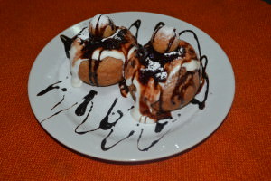 papanasi cu smantana si dulceata de visine - Casa Magica Busteni